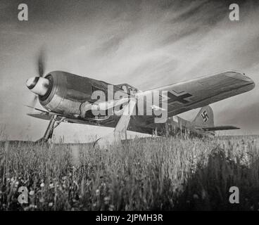 Die Focke-Wulf FW 190, ein einsitziger, einmotoriger deutscher Kampfflugzeug, der Ende 1930s entwickelt wurde und im August 1941 in Betrieb über Frankreich flog, erwies sich schnell als überlegen in allen Wenderadius bis auf die Spitfire Mk. V, der wichtigste Frontkämpfer der Royal Air Force (RAF), insbesondere in niedrigen und mittleren Höhen.die 190 behielt die Überlegenheit gegenüber alliierten Kämpfern bis zur Einführung der verbesserten Spitfire Mk. IX. Stockfoto