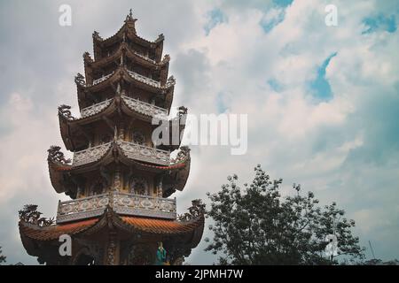 Dai Hong Chung Turm in Linh Phuoc Pagode in Da lat, Vetnam schoss im niedrigen Winkel Stockfoto