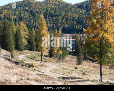 Bergsee Prebersee in den österreichischen Alpen während der Mittagspause Stockfoto