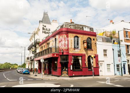 Das nun (wieder) geschlossene öffentliche Haus Waterman's Arms und der angrenzende Pub und Jazz-Veranstaltungsort Bull's Head an der Lonsdale Road, Barnes, London, SW13, Großbritannien Stockfoto