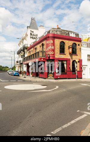 Das nun (wieder) geschlossene öffentliche Haus Waterman's Arms und der angrenzende Pub und Jazz-Veranstaltungsort Bull's Head an der Lonsdale Road, Barnes, London, SW13, Großbritannien Stockfoto