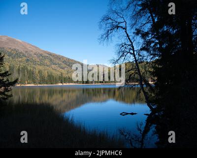 Bergsee Prebersee in den österreichischen Alpen während der Mittagspause Stockfoto