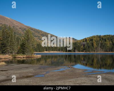 Bergsee Prebersee in den österreichischen Alpen während der Mittagspause Stockfoto