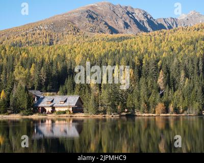 Bergsee Prebersee in den österreichischen Alpen während der Mittagspause Stockfoto