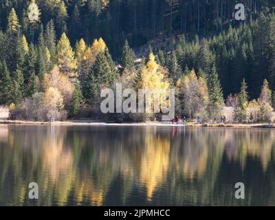 Bergsee Prebersee in den österreichischen Alpen während der Mittagspause Stockfoto