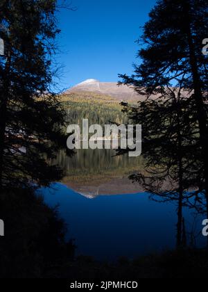 Bergsee Prebersee in den österreichischen Alpen während der Mittagspause Stockfoto