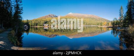 Bergsee Prebersee in den österreichischen Alpen während der Mittagspause Stockfoto