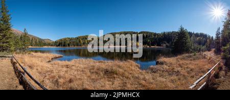 Bergsee Prebersee in den österreichischen Alpen während der Mittagspause Stockfoto