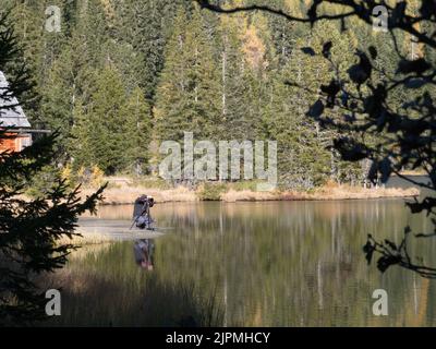 Bergsee Prebersee in den österreichischen Alpen während der Mittagspause Stockfoto