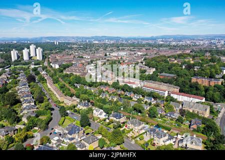 Luftdrohnenaufnahme von Nordwesten von Glasgow von Anniesland Stockfoto