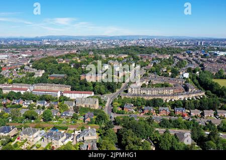 Luftdrohnenaufnahme des Newlands-Gebiets auf der Südseite von Glasgow Stockfoto