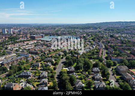 Luftdrohnenaufnahme des Newlands-Gebiets auf der Südseite von Glasgow Stockfoto