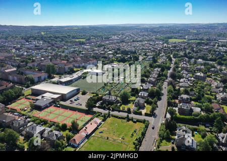 Luftdrohnenaufnahme des Newlands-Gebiets auf der Südseite von Glasgow Stockfoto