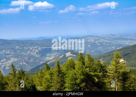 Schöner Panoramablick im Sommer auf den Monte Cimone in der Nähe des Ninfa-Sees. Landschaft des toskanisch-emilianischen Apennins von Sestola, Provinz Modena, Italien Stockfoto