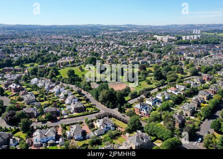 Luftdrohnenaufnahme des Newlands-Gebiets auf der Südseite von Glasgow Stockfoto