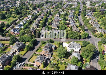 Luftdrohnenaufnahme des Newlands-Gebiets auf der Südseite von Glasgow Stockfoto