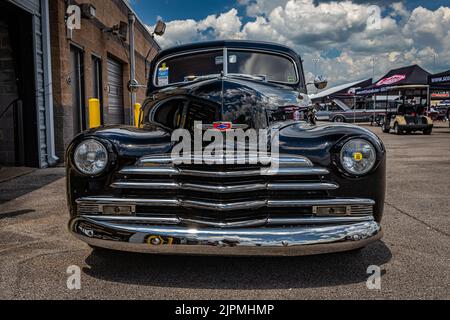 Libanon, TN - 13. Mai 2022: Low-Perspective-Vorderansicht eines Chevrolet Fleetline Aerolimous aus dem Jahr 1947 auf einer lokalen Automobilmesse. Stockfoto