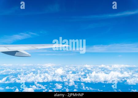 Der Flügel eines Flugzeugs vor dem Hintergrund eines bewölkten Himmels im Flug im Sommer. Stockfoto
