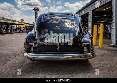 Libanon, TN - 13. Mai 2022: Rückansicht einer Chevrolet Fleetline Aerolimousine aus dem Jahr 1947 auf einer lokalen Automesse. Stockfoto