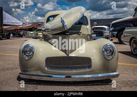 Libanon, TN - 13. Mai 2022: Low-Perspective-Frontansicht eines Willys Americar Coupés aus dem Jahr 1941 auf einer lokalen Automesse. Stockfoto