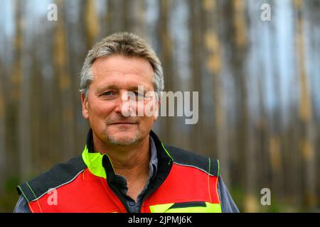 Schierke, Deutschland. 19. August 2022. Roland Pietsch, Leiter des Nationalparks Harz. In dem Gebiet, das als Quesenbank/Knaupsholz bekannt ist, war es vom 11. August 2022 bis zum 14. August 2022 verbrannt. Das Feuer hatte eine Fläche von 3,5 Hektar erfasst. Dabei wurden 1,5 Hektar vollständig verbrannt. Quelle: Klaus-Dietmar Gabbert/dpa/Alamy Live News Stockfoto