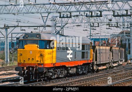 Eine Diesellokomotive der Baureihe 31 der Baureihe 31263, die am 8. August 1990 in Stratford im Osten Londons einen Zug leerer Ballastbehälter in Betrieb hat. Stockfoto