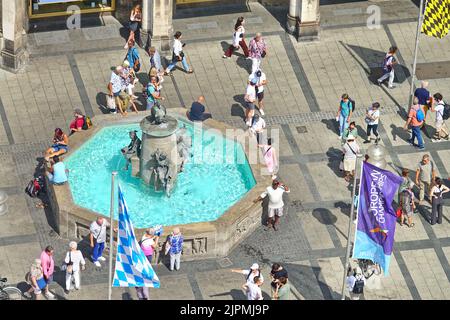 Fischbrunnen Fischbrunnen und die Skulpturen auf dem Marienplatz. München, DEUTSCHLAND - August 2022 Stockfoto