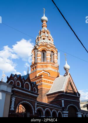 Turm der Kirche der Darstellung des Herrn in Jaroslawl Stadt am sonnigen Sommertag Stockfoto