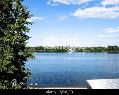 Blick auf die Wolga in der Stadt Jaroslawl am sonnigen Sommertag Stockfoto