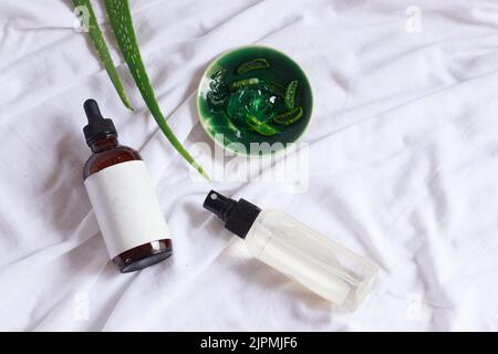 Produktmockup aus Aloe Vera Spray und Serum, das ein natürliches und umweltfreundliches Schönheits- und Körperpflegeprodukt zeigt Stockfoto