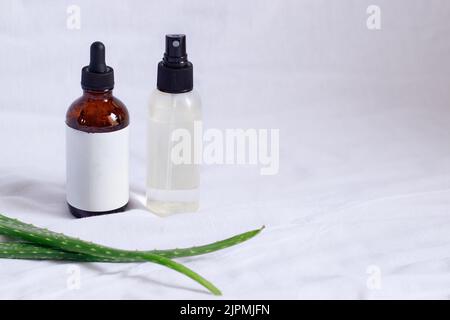 Produktmockup aus Aloe Vera Spray und Serum, das ein natürliches und umweltfreundliches Schönheits- und Körperpflegeprodukt zeigt Stockfoto