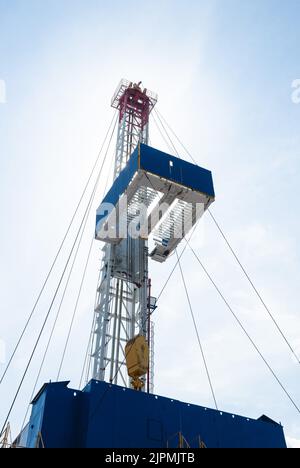 Mobiles Bohrgerät aus nächster Nähe. Bohren und Service von Öl- und Gasbrunnen Stockfoto