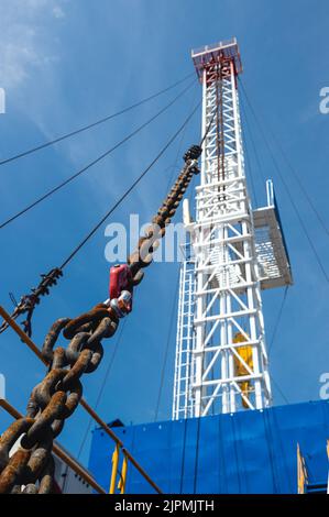 Mobiles Bohrgerät aus nächster Nähe. Bohren und Service von Öl- und Gasbrunnen Stockfoto