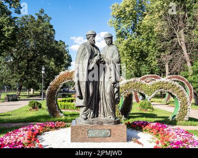 Jaroslawl, Russland - 10. August 2022: Statuen der Heiligen Prinz Peter und Prinzessin Fevronia von Murom in der Gasse des Pervomaisky Boulevards in der Stadt Jaroslawl Stockfoto