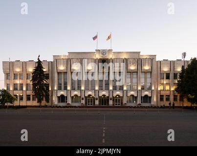 Jaroslawl, Russland - 10. August 2022: Bau der Regionalduma Jaroslawl, Regierung der Region Jaroslawl in der Stadt Jaroslawl am Sowetskaja-Squar Stockfoto