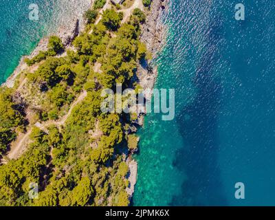 Malerisches Meer Adriaküste von Montenegro. Türkisfarbenes Mittelmeer und felsige Küste mit immergrünen Nadelbäumen. Wunderschöne Sommerlandschaft Stockfoto