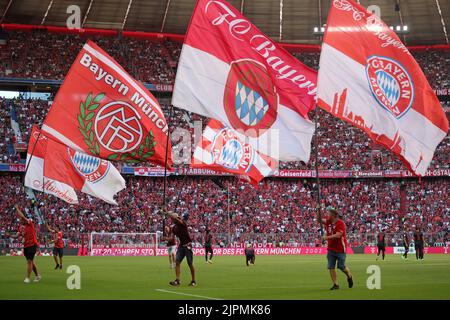 Fahnen FC Bayern MŸnchen - VfL Wolfsburg Fussball 1 . Bundesliga Saison 2022 / 2023 © diebilderwelt / Alamy Stock Stockfoto