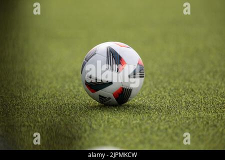 Vinovo, Italien. 18. August 2022. Matchball während des Spiels Tallin FC Flora und FC qiryat der ersten Qualifikationsrunde der UEFA Womenâ&#x80;&#X99;s Champions League am 18. August 2022 auf dem Juventus Training Ground, Turin, Italien. Foto Nderim Kaceli Kredit: Unabhängige Fotoagentur/Alamy Live Nachrichten Stockfoto