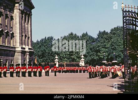 Soldaten marschieren, wechseln der Garde, Buckingham Palace, London, England, Ende 1950s, Anfang 1960s Stockfoto