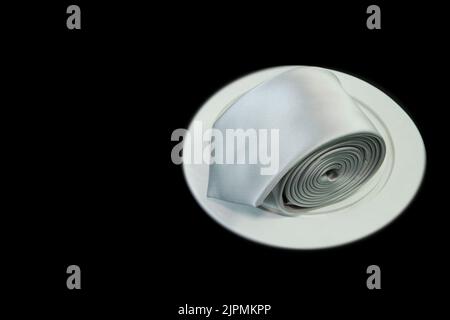 Männlich modische Krawatte Nackenband einfarbig Muster Polyester Stoff Krawatte isoliert auf Produktdisplay Mate mit schwarzem Hintergrund Stockfoto