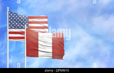 Schwenkende amerikanische Flagge und Flagge Perus. Stockfoto