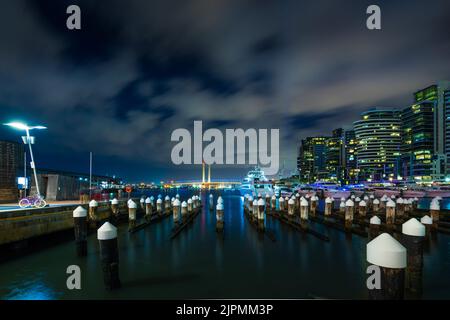 Eine schöne Nacht Blick auf Melbourne Stadt mit einem Fluss und modernen Gebäuden, Docklands, Australien Stockfoto