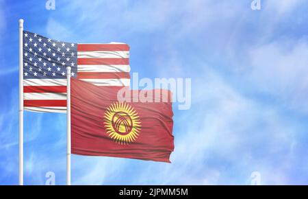 Schwenkende amerikanische Flagge und Flagge Kirgisistans. Stockfoto