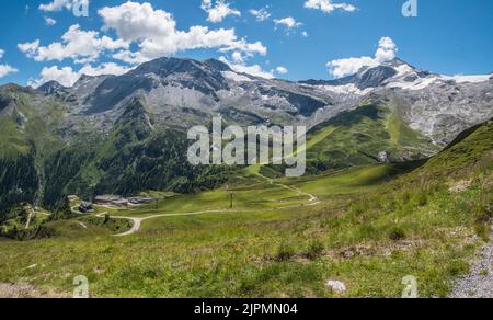 Dieses Panoramabild mit Blick auf das Skigebiet hinter Tux von der Berghütte Tuxerjoch Haus unweit des Ferienortes Mayrhofen aus gesehen Stockfoto