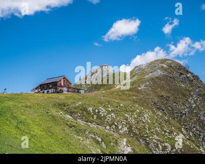 Das Bild zeigt die Berghütte Tuxerjoch Haus oberhalb von hinter Tux unweit des Ferienortes Mayrhofen in den Zillertaler Alpen Stockfoto