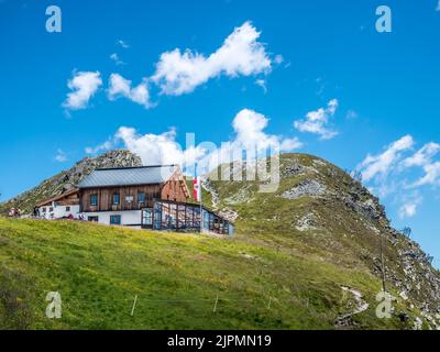 Das Bild zeigt die Berghütte Tuxerjoch Haus oberhalb von hinter Tux unweit des Ferienortes Mayrhofen in den Zillertaler Alpen Stockfoto