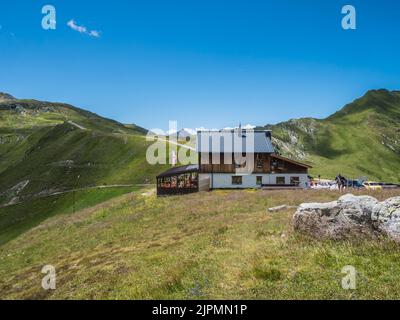 Das Bild zeigt die Berghütte Tuxerjoch Haus oberhalb von hinter Tux unweit des Ferienortes Mayrhofen in den Zillertaler Alpen Stockfoto