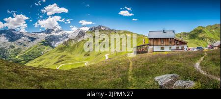 Das Bild zeigt die Berghütte Tuxerjoch Haus oberhalb von hinter Tux unweit des Ferienortes Mayrhofen in den Zillertaler Alpen Stockfoto