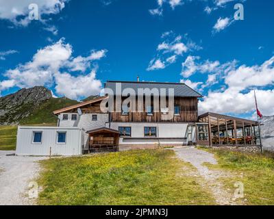 Das Bild zeigt die Berghütte Tuxerjoch Haus oberhalb von hinter Tux unweit des Ferienortes Mayrhofen in den Zillertaler Alpen Stockfoto