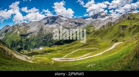 Dieses Panoramabild mit Blick auf das Skigebiet hinter Tux von der Berghütte Tuxerjoch Haus unweit des Ferienortes Mayrhofen aus gesehen Stockfoto